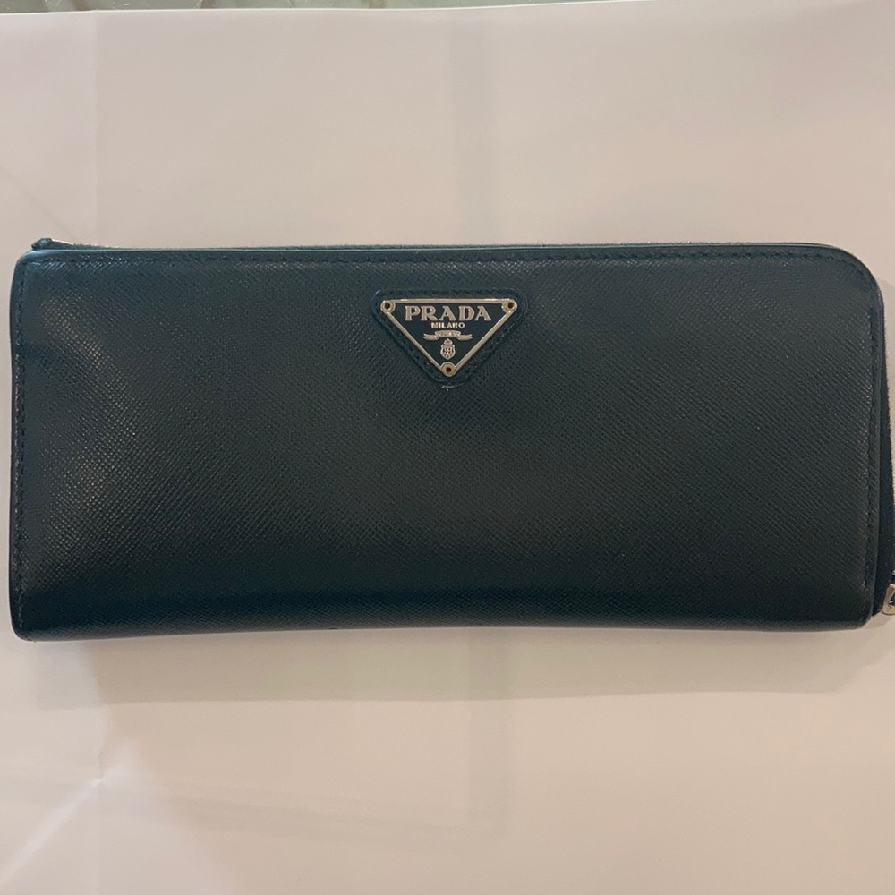 AUTH Prada zip wallet